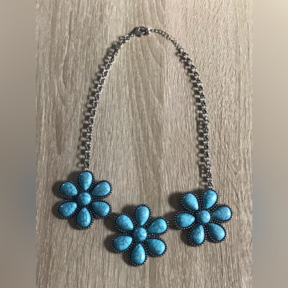NWOT … Blue & Silver “Flower” Necklace